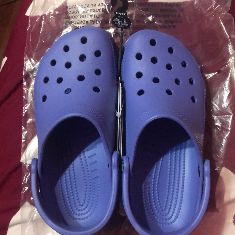 Crocs size W7M5 *brand new*